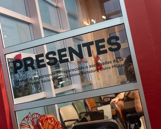 Entrega de legajos a estudiantes, egresadxs y docentes de Fac. Cs. Sociales desaparecidxs o asesinadxs por el terrorismo de Estado