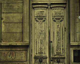 Puertas y un tono de voz que abre la memoria, por Fer Bellino (Pan Comido)